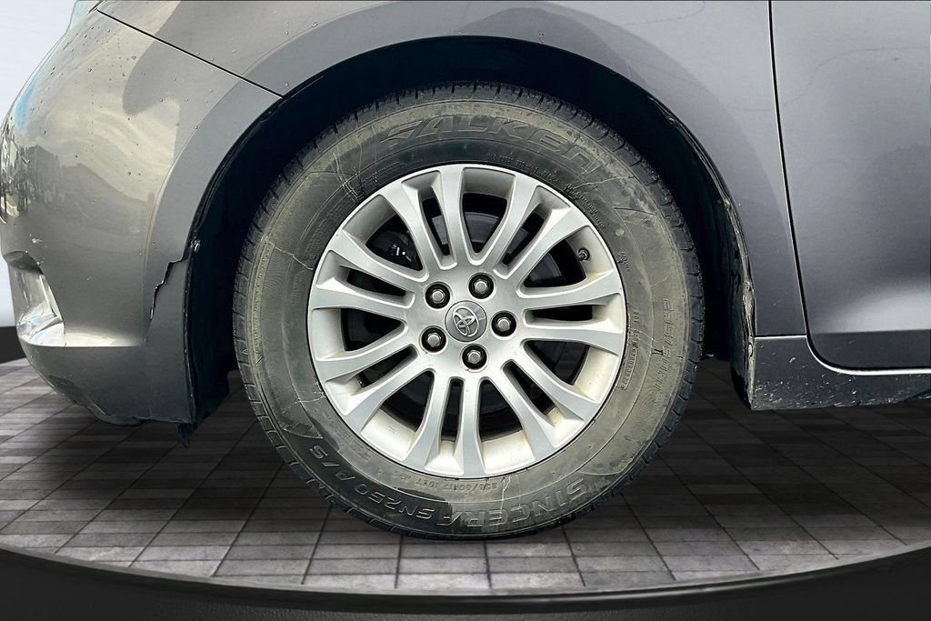 Used 2015 Toyota Sienna XLE FWD image 35