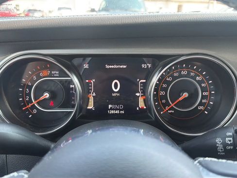 Used 2019 Jeep Wrangler Unlimited Sahara AWD/4WD image 12