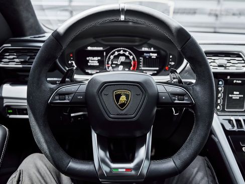 Used 2022 Lamborghini Urus AWD/4WD image 54
