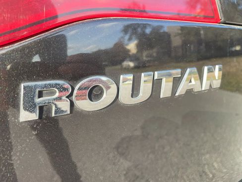 Used 2010 Volkswagen Routan SEL FWD image 12
