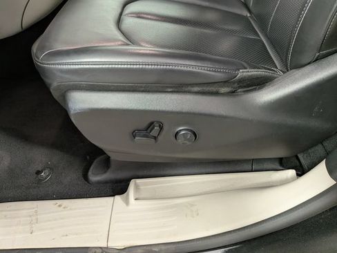 Used 2023 Chrysler Pacifica Touring-L FWD image 15