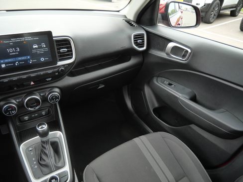Used 2025 Hyundai Venue SEL FWD image 11
