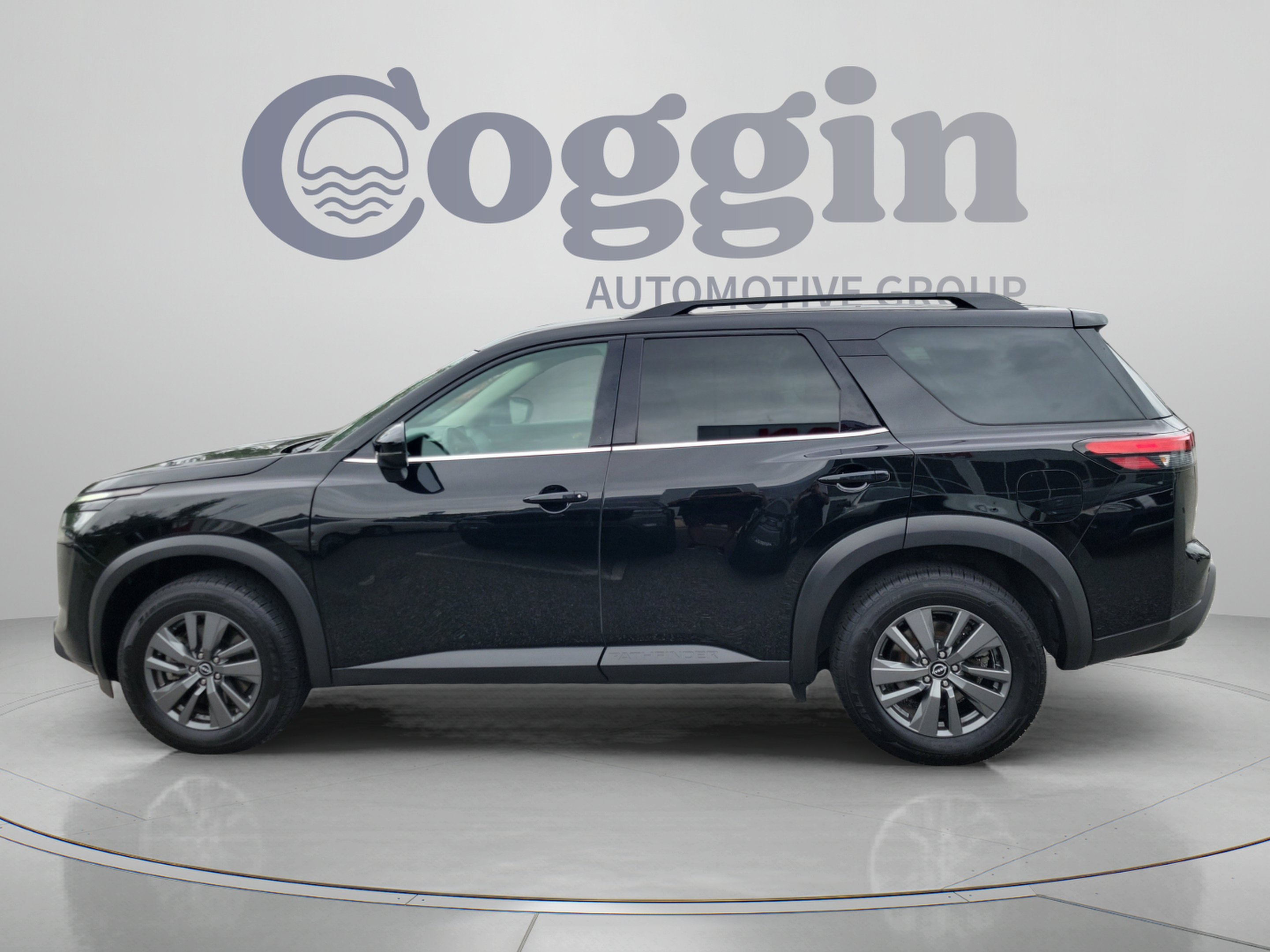Used 2023 Nissan Pathfinder SV AWD/4WD image 2