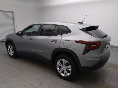 Used 2025 Chevrolet Trax LS FWD image 3