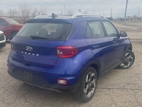 Used 2022 Hyundai Venue SEL image 3