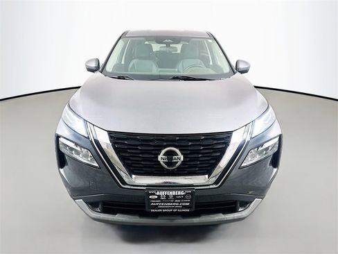 Used 2021 Nissan Rogue SV image 2