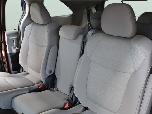 Used 2022 Toyota Sienna LE FWD image 14