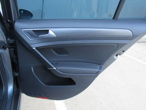 Used 2019 Volkswagen Golf SE image 22