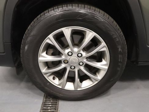 Used 2019 Jeep Cherokee Latitude Plus w/ Cold Weather Group AWD/4WD image 20