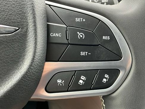 Used 2024 Chrysler Pacifica Touring-L FWD image 32