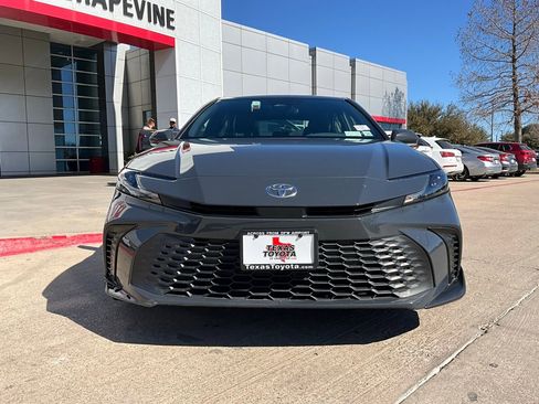 Used 2025 Toyota Camry SE image 4