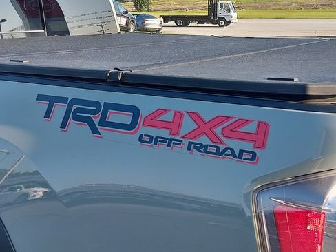Used 2022 Toyota Tacoma TRD Off-Road AWD/4WD image 18