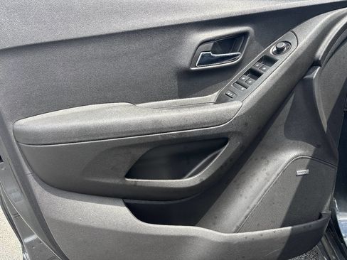 Used 2019 Chevrolet Trax LT w/ Sun & Sound Package FWD image 12