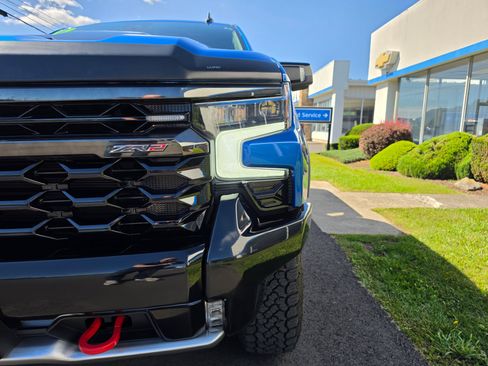 Used 2022 Chevrolet Silverado 1500 ZR2 w/ Technology Package AWD/4WD image 10