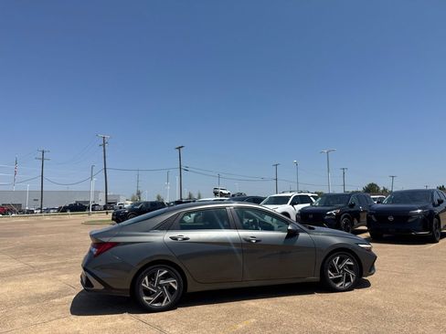 Used 2025 Hyundai Elantra SEL FWD image 25
