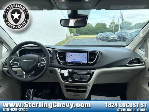 Used 2023 Chrysler Pacifica Touring-L FWD image 9