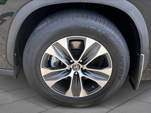 Used 2023 Toyota Highlander XLE image 10