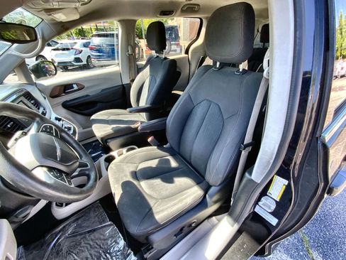 Used 2017 Chrysler Pacifica LX w/ Tire & Wheel Group FWD image 13
