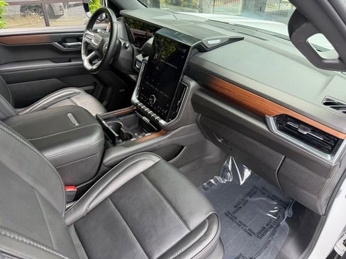Used 2025 GMC Yukon XL Denali RWD image 35
