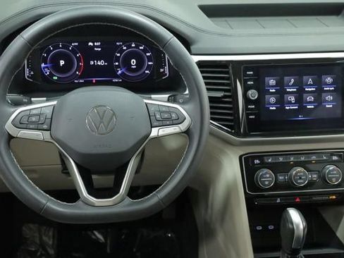 Certified 2022 Volkswagen Atlas SE w/ Black Wheel Package FWD image 12