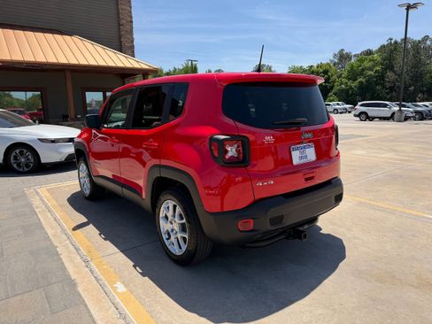 Used 2023 Jeep Renegade Latitude AWD/4WD image 7