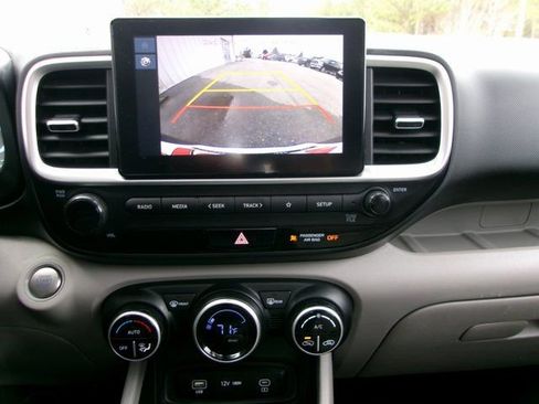 Used 2024 Hyundai Venue SEL image 16