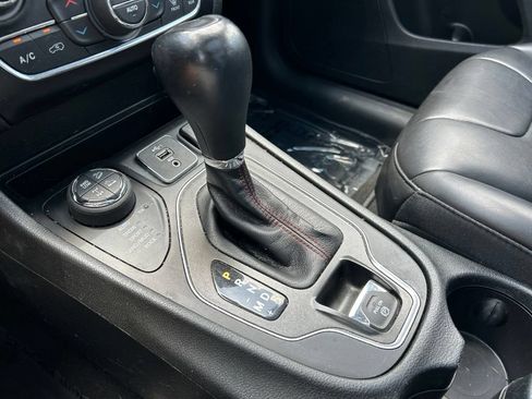 Used 2022 Jeep Cherokee Trailhawk w/ Sun, Sound & Nav Group AWD/4WD image 36