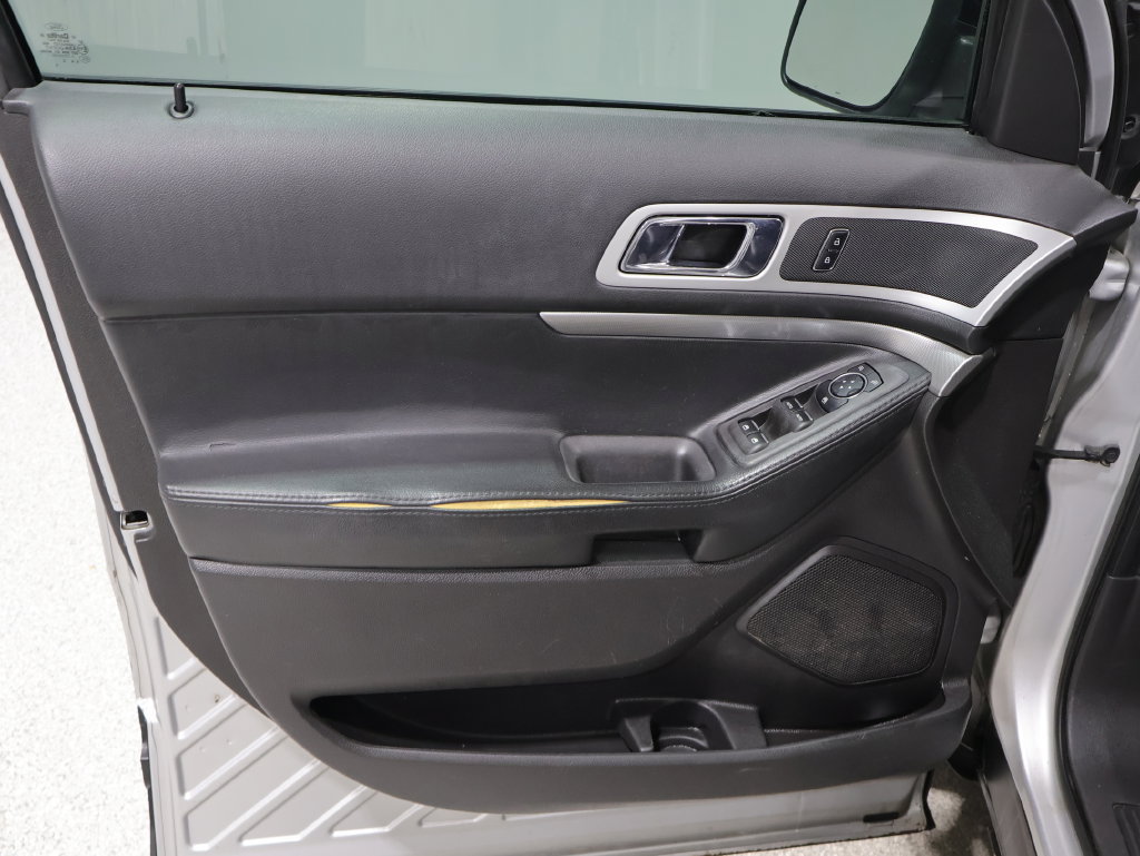Used 2015 Ford Explorer XLT w/ Equipment Group 202A FWD image 17