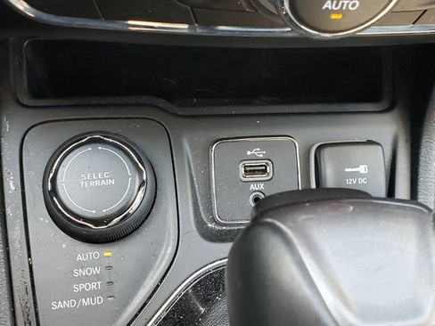 Used 2019 Jeep Cherokee Limited w/ Technology Group image 18