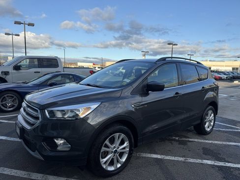 Used 2018 Ford Escape SE w/ SE Sync 3 Package image 1