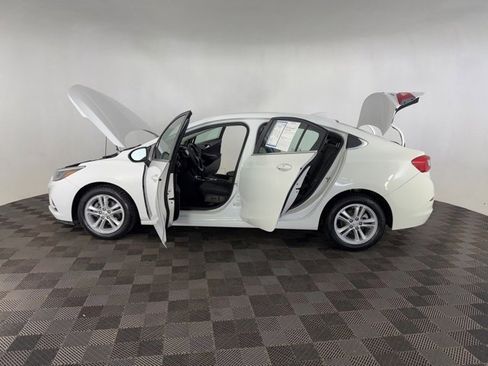 Used 2018 Chevrolet Cruze LT w/ Convenience Package image 9