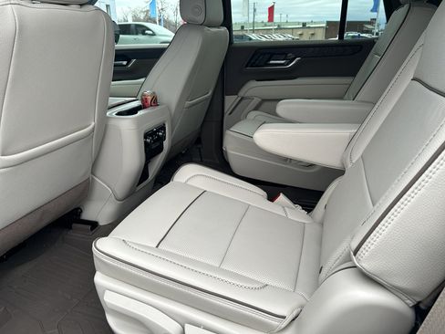 Used 2025 GMC Yukon Denali w/ Sun & Power Step Package image 8
