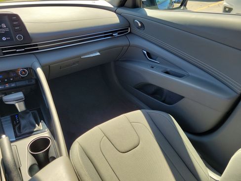 Used 2025 Hyundai Elantra Sport FWD image 17