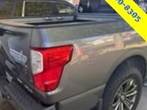Used 2017 Nissan Titan SV image 6