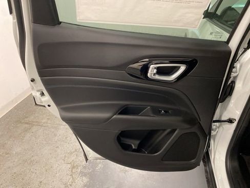 Used 2026 Jeep Compass Latitude image 21