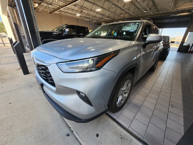 Used 2025 Toyota Highlander LE FWD image 3