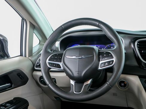Used 2024 Chrysler Pacifica Touring-L FWD image 12