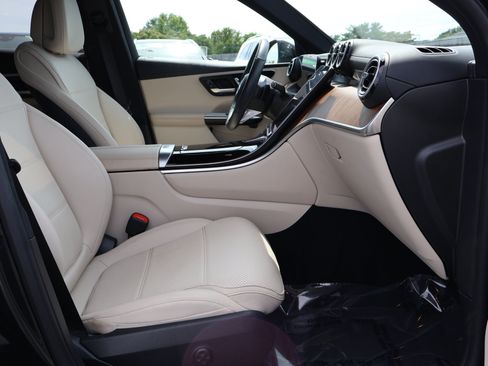 Used 2024 Mercedes-Benz GLC 300 4MATIC image 25