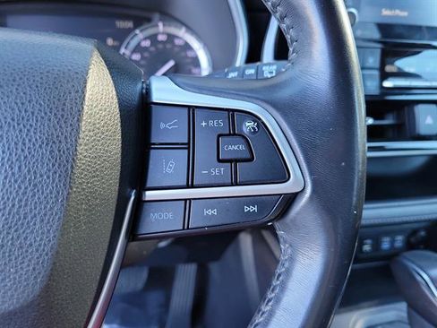 Used 2022 Toyota Highlander XLE image 18