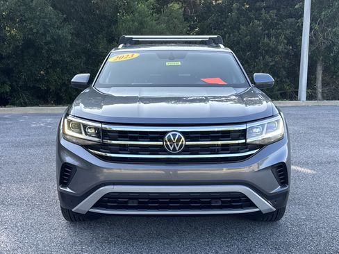 Used 2023 Volkswagen Atlas Cross Sport SE w/ Panoramic Sunroof Package FWD image 2