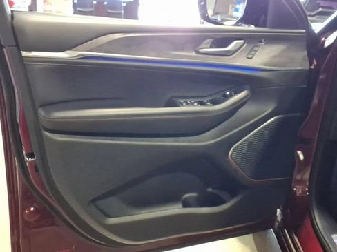 Used 2025 Jeep Grand Cherokee Overland w/ Adv Protech Group III AWD/4WD image 12