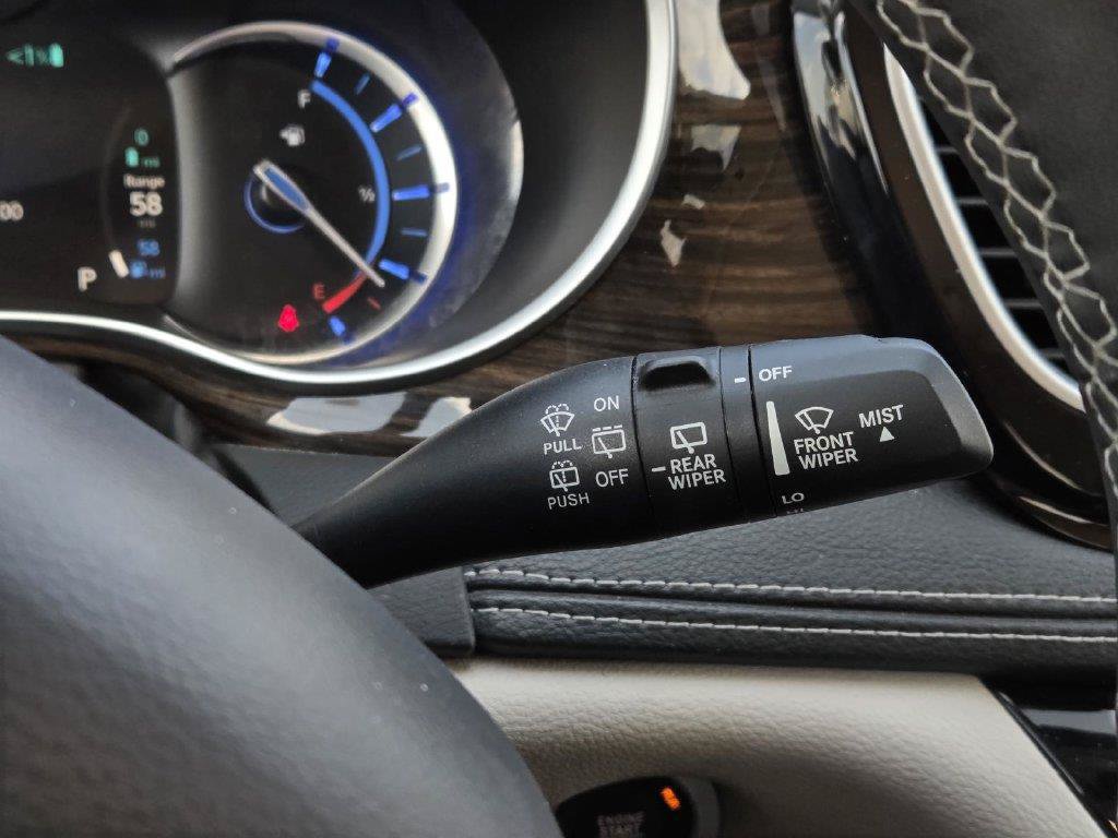 Used 2023 Chrysler Pacifica Limited FWD image 19