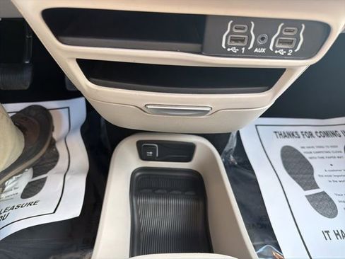 Used 2023 Chrysler Pacifica Touring-L image 23