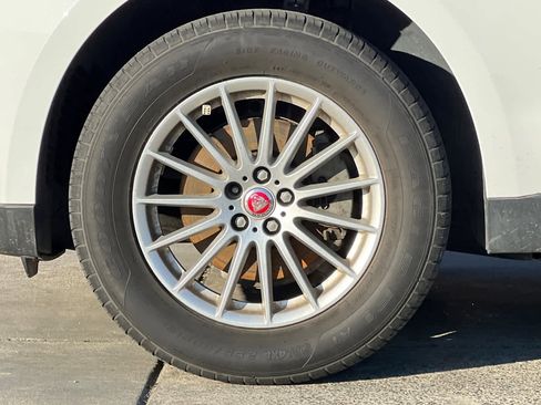 Used 2019 Jaguar F-PACE image 29