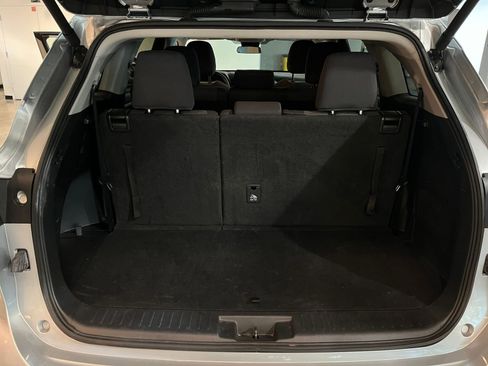 Used 2025 Toyota Highlander LE FWD image 33