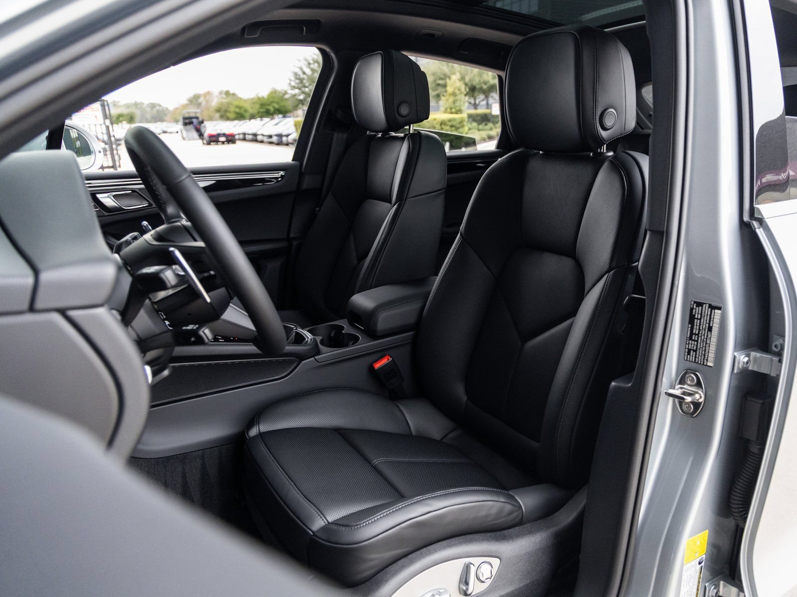 Certified 2026 Porsche Macan AWD/4WD image 5