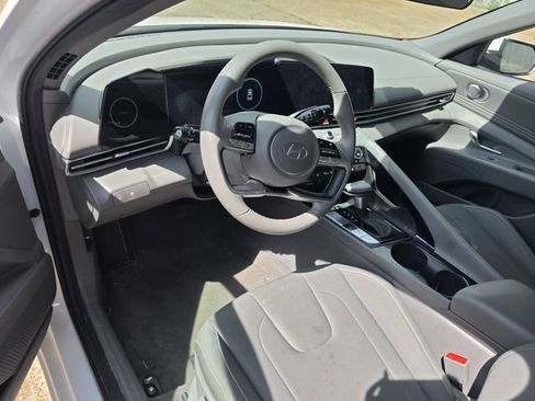 Used 2024 Hyundai Elantra SEL w/ Convenience Package FWD image 4