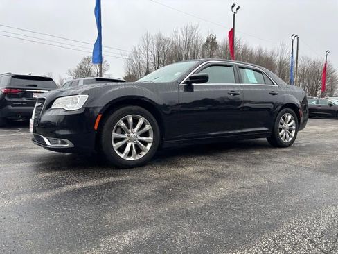 Used 2017 Chrysler 300 Touring w/ Value Package image 3