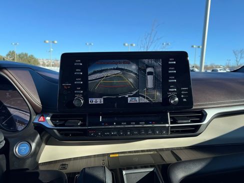 Used 2022 Toyota Sienna Platinum image 18
