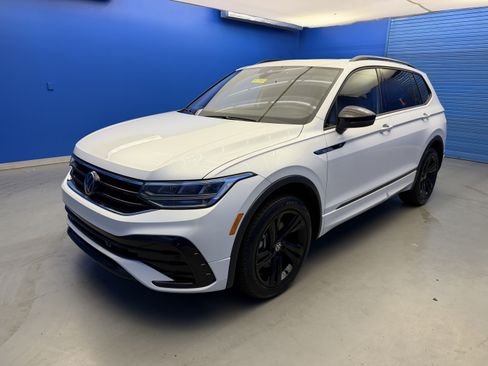 Used 2024 Volkswagen Tiguan SE R-Line AWD/4WD image 4